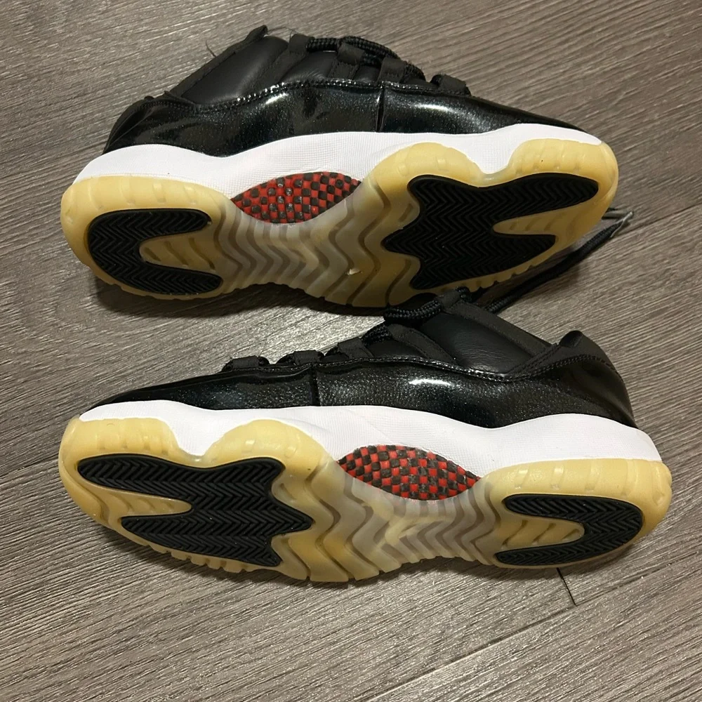 Jordan 11 Retro Low 72-10 (Damaged) - Picture 5 of 5